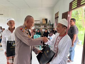 Kapolres Jelajah Huta, Kabag Ops Polres Tapsel Beri Pesan Kamtibmas ke Warga Desa Aek Libung