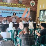 Kasi Humas Polres Tapsel, AKP Maria Marpaung, saat memberi arahan ke masyarakat Desa Sosopan di sela gerakan Kapolres Jelajah Huta