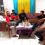 M Fajar Dalimunthe (jaket merah), anggota DPRD Padangsidimpuan terpilih periode 2024-2029 saat minta petuah ke Bernard Sitompul (baju putih), yang merupakan politisi senior di PDI Perjuangan