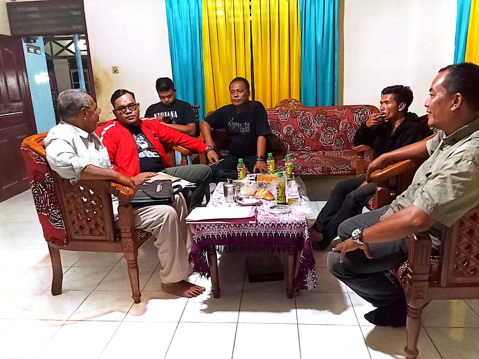 M Fajar Dalimunthe (jaket merah), anggota DPRD Padangsidimpuan terpilih periode 2024-2029 saat minta petuah ke Bernard Sitompul (baju putih), yang merupakan politisi senior di PDI Perjuangan
