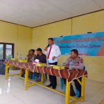 Kasat Resnarkoba Polres Tapsel, AKP Salomo Sagala, saat memberi arahan ke masyarakat Desa Sigama di sela gerakan Kapolres Jelajah Huta