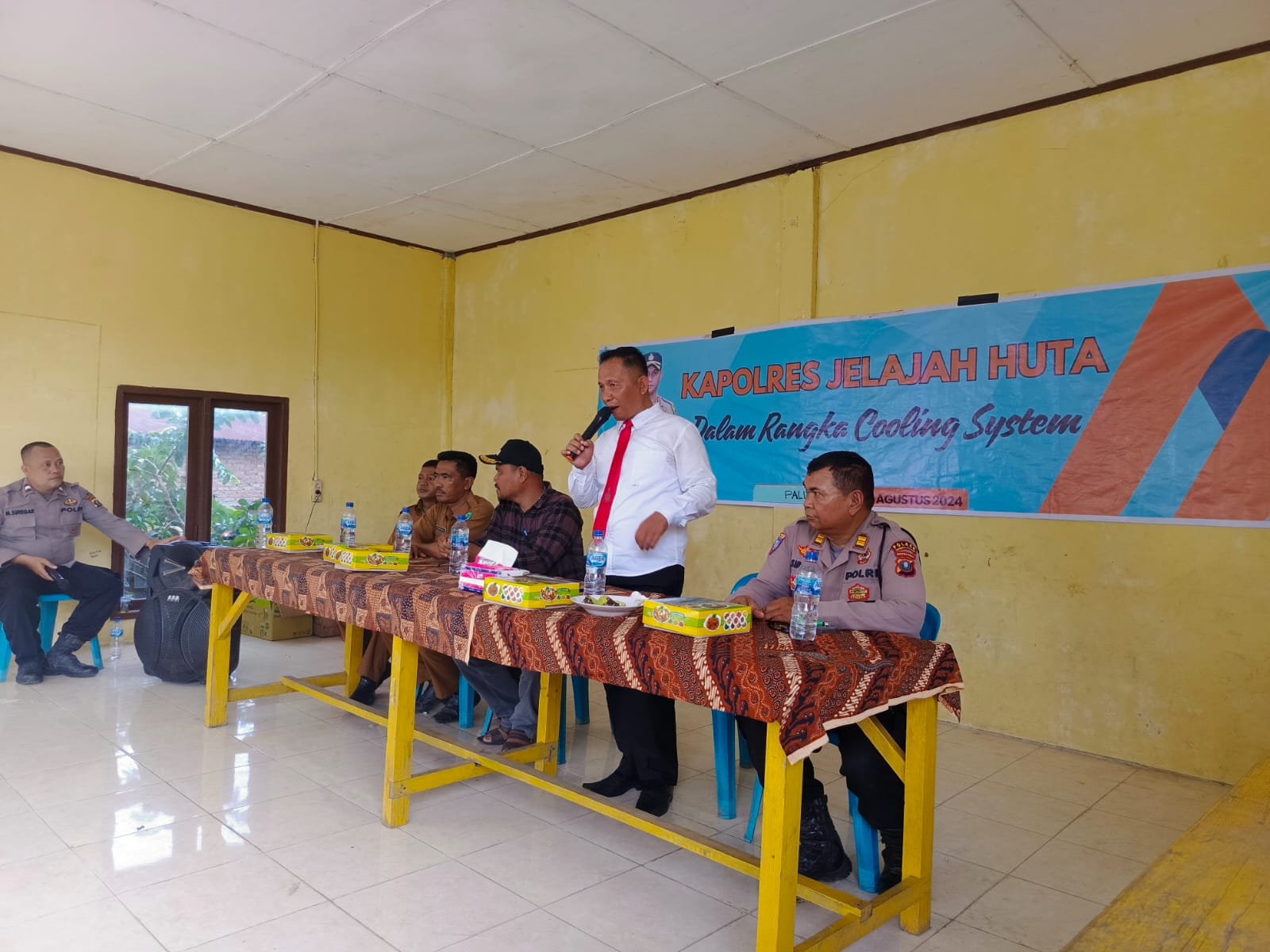 Kasat Resnarkoba Polres Tapsel, AKP Salomo Sagala, saat memberi arahan ke masyarakat Desa Sigama di sela gerakan Kapolres Jelajah Huta