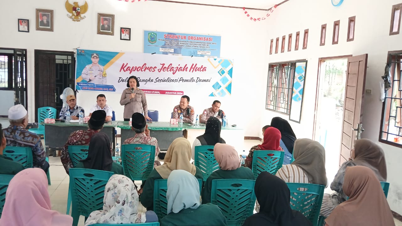 Kasi Humas Polres Tapsel, AKP Maria Marpaung, saat memberi arahan ke masyarakat Desa Gunung Manaon di sela gerakan Kapolres Jelajah Huta