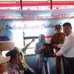 Kanit I Pidum Sat Reskrim Polres Tapsel, Ipda Maraden Hutabarat, saat menyerahkan souvenir ke perwakilan masyarakat di sela gerakan Kapolres Jelajah Huta