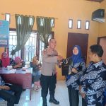 Kasi Propam Polres Tapsel, AKP R Trihardjanto, saat menyerahkan souvenir ke perwakilan masyarakat di sela gerakan Kapolres Jelajah Huta