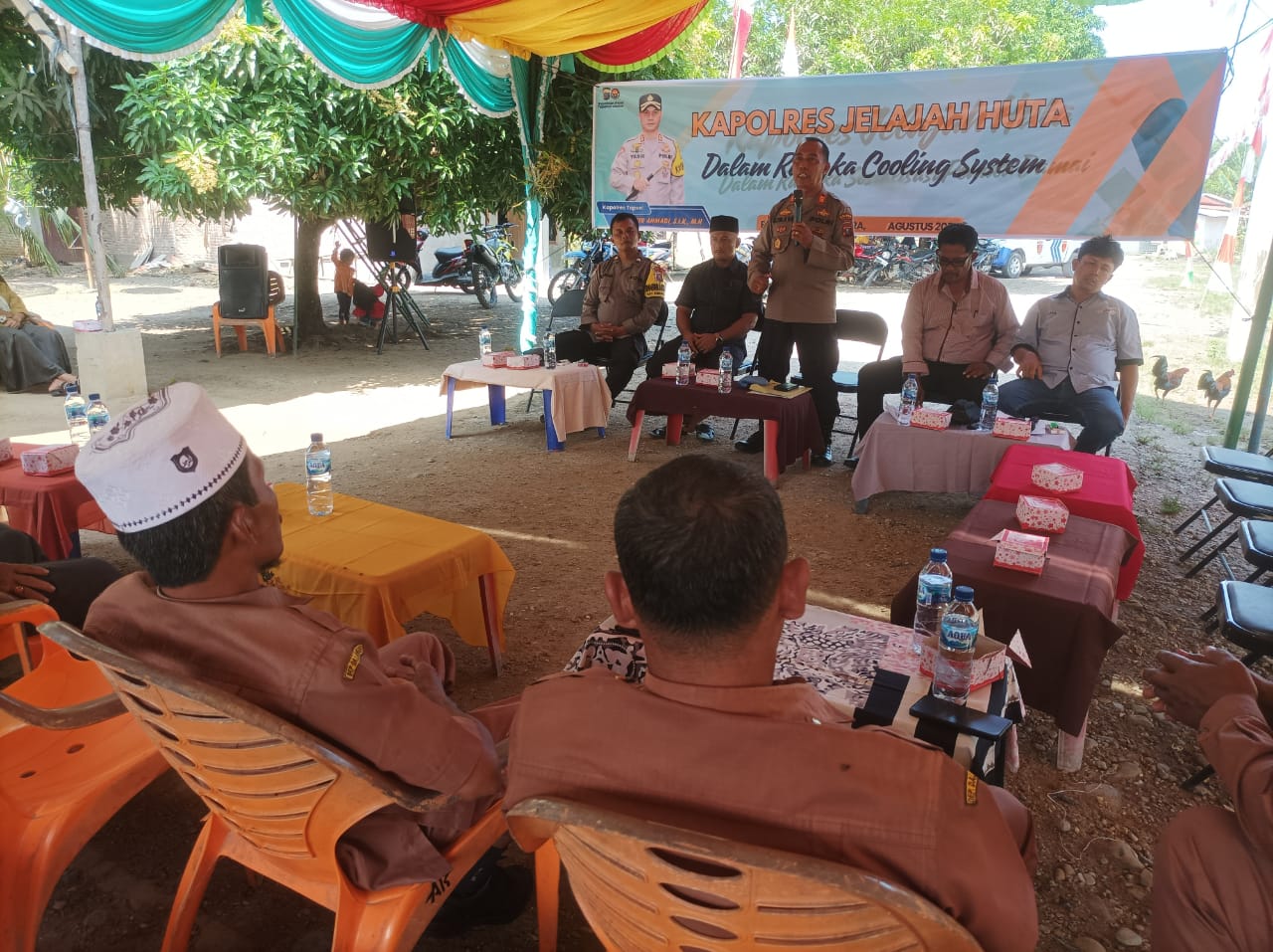 Kasi Propam Polres Tapsel, AKP R Trihardjanto, saat memberi paparan ke masyarakat di sela gerakan Kapolres Jelajah Huta di Kabupaten Paluta