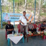 Kanit I Pidum Sat Reskrim Polres Tapsel, Ipda Maraden Hutabarat, bersama Kabag Ren, Kompol Rudi Siregar, saat memberi arahan ke masyarakat Kabupaten Padang Lawas Utara di sela gerakan Kapolres Jelajah Huta