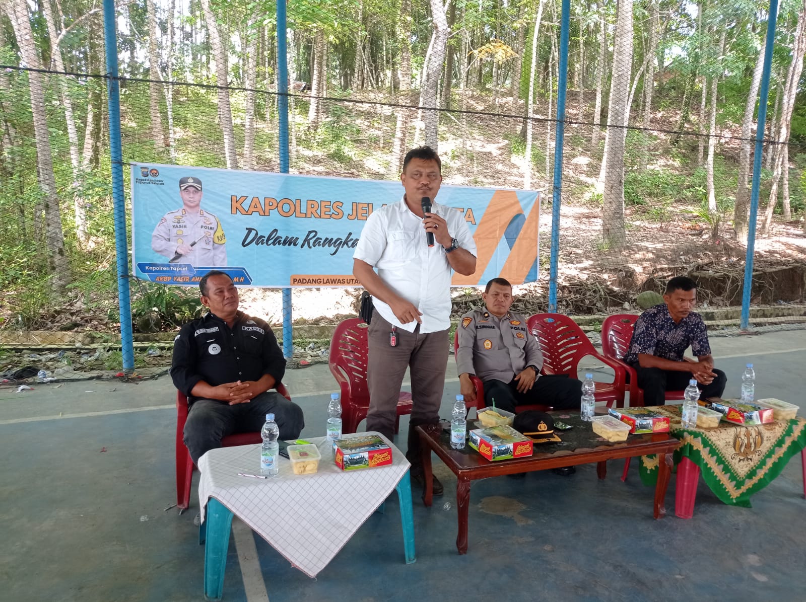 Kanit I Pidum Sat Reskrim Polres Tapsel, Ipda Maraden Hutabarat, bersama Kabag Ren, Kompol Rudi Siregar, saat memberi arahan ke masyarakat Kabupaten Padang Lawas Utara di sela gerakan Kapolres Jelajah Huta