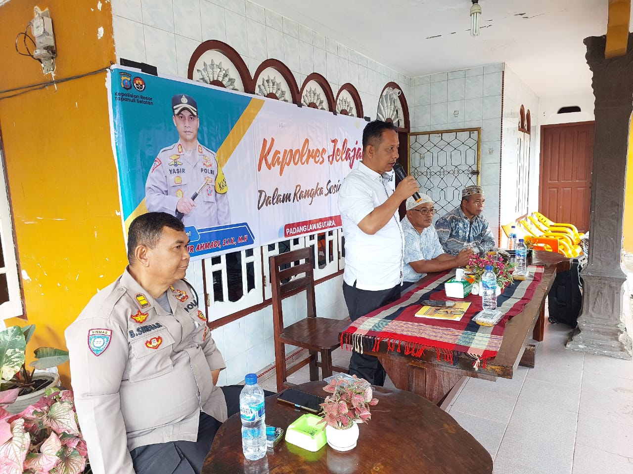 Dengan penuh semangat yang berkobar, Kasat Resnarkoba Polres Tapsel, AKP Salomo Sagala, didampingi KBO Sat Binmas, Iptu Bangun Siregar, menyampaikan ajakan kolaborasi antara Polri dan masyarakat guna menumpas narkoba