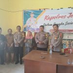 Kasat Binmas Polres Tapsel, AKP Eka Wahyudi, didampingi Ka SPKT, Ipda Irwan H Sarumpaet, usai menyerahkan souvenir ke perwakilan masyarakat di sela gerakan Kapolres Jelajah Huta