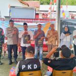 Kasiwas Polres Tapsel, AKP Ismaya, didampingi Kanit I Sat Intelkam, Iptu Titus Dwioko, usai menyerahkan souvenir ke perwakilan masyarakat di sela gerakan Kapolres Jelajah Huta