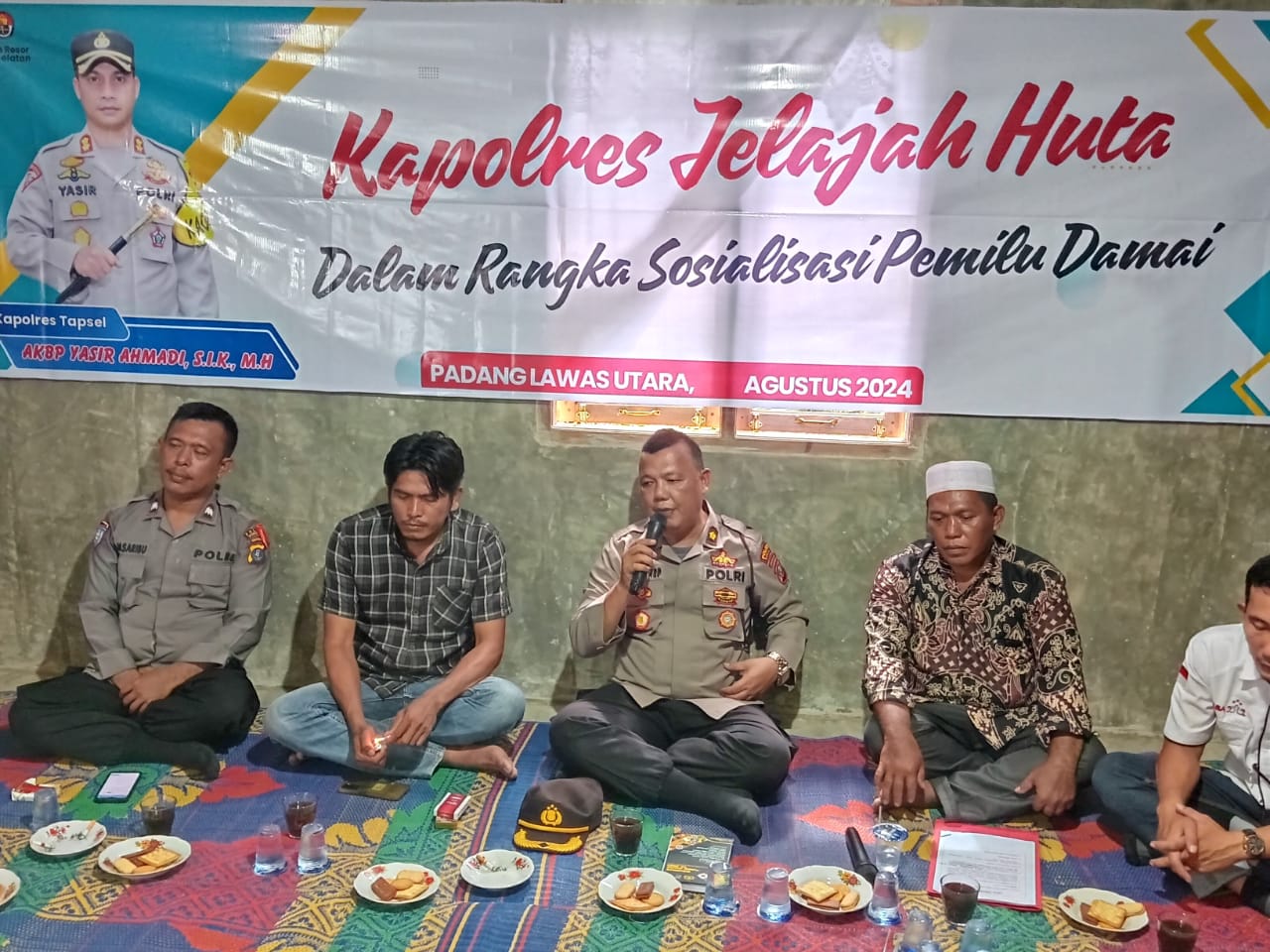 Kabag Log Polres Tapsel, Kompol Daulat MZ Harahap, memberi arahan ke masyarakat di sela gerakan Kapolres Jelajah Huta
