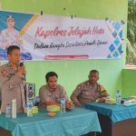 Kasium Polres Tapsel, Iptu Heri Sigiro, saat menjawab pertanyaan dari salah satu masyarakat yang hadir dalam gerakan Kapolres Jelajah Huta