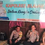 Kabag SDM Polres Tapsel, AKP Sumanto Naibaho, saat menyampaikan arahannya kepada masyarakat di sela gerakan Kapolres Jelajah Huta