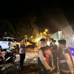 Kasat Samapta Polres Tapsel, AKP Tona Simanjuntak, bersama personel terlihat siaga di ruas Jalan Nasional Batu Jomba guna mengurai kemacetan kenderaan