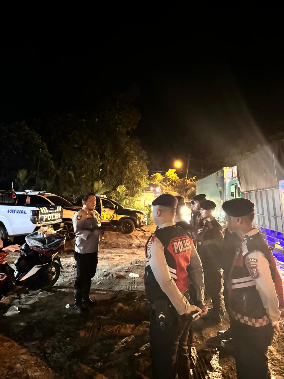 Kasat Samapta Polres Tapsel, AKP Tona Simanjuntak, bersama personel terlihat siaga di ruas Jalan Nasional Batu Jomba guna mengurai kemacetan kenderaan