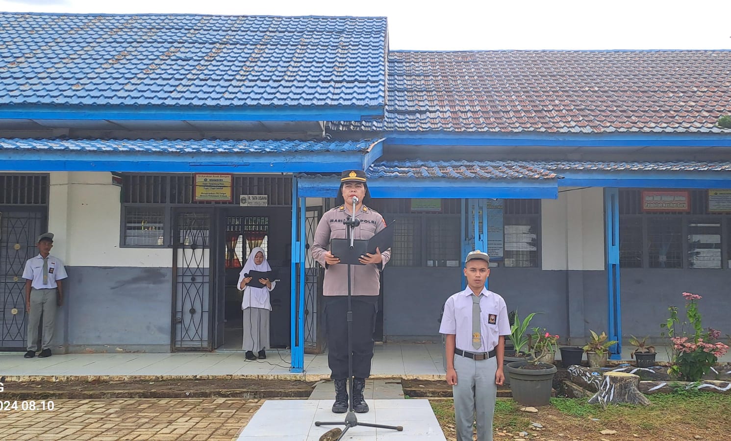 Kasi Humas Polres Tapsel, AKP Maria Marpaung, saat memberi arahan di sela kegiatan Polwan Goes to School