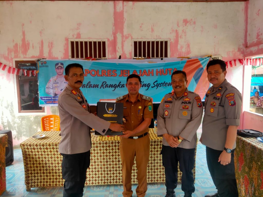 Kapolres Tapsel Jelajah Huta di Dolok Paluta: Himbau Pengendara Roda Dua Agar Pakai Helm
