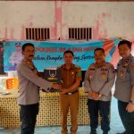 Kasat Binmas Polres Tapsel, AKP Eka Wahyudi, bersama Kapolsek Dolok, Iptu Eka Suhardi, dan Ka SPKT, Ipda Irwan H Sarumpaet, usai menyerahkan souvenir kepada perwakilan perangkat Desa di sela kegiatan gerakan Kapolres Jelajah Huta
