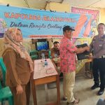 Kasat Lantas Polres Tapsel, AKP Danil Saragih, saat menyerahkan souvenir sebagai tanda untuk jadi pelopor tertib berlalulintas ke perwakilan masyarakat di sela gerakan Kapolres Jelajah Huta