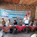 Kanit I Pidum Sat Reskrim Polres Tapsel, Ipda Maraden Hutabarat, bersama Kabag Ren, Kompol Rudi Siregar, saat memberi arahan ke masyarakat di sela gerakan Kapolres Jelajah Huta