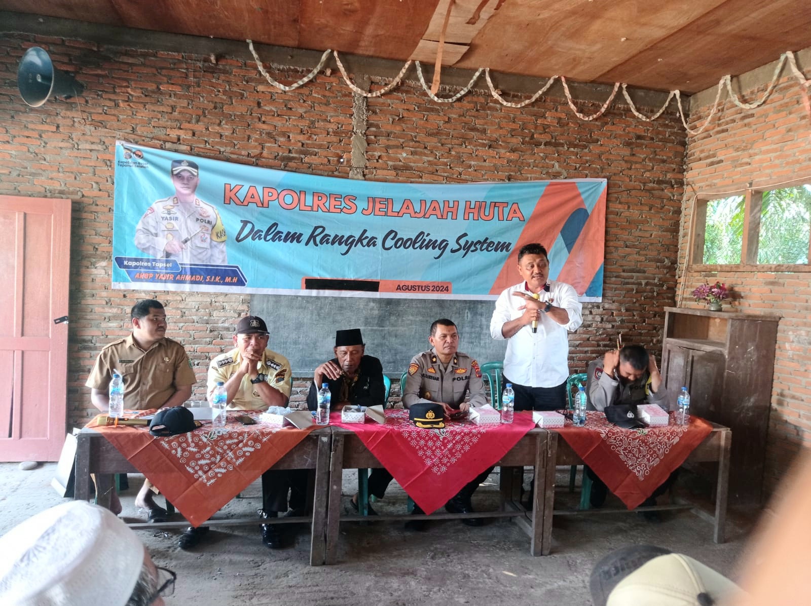 Kanit I Pidum Sat Reskrim Polres Tapsel, Ipda Maraden Hutabarat, bersama Kabag Ren, Kompol Rudi Siregar, saat memberi arahan ke masyarakat di sela gerakan Kapolres Jelajah Huta