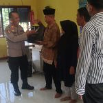 Kasi Propam Polres Tapsel, AKP R Trihardjanto, saat menyerahkan souvenir ke perwakilan masyarakat di sela gerakan Kapolres Jelajah Huta