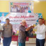 Kasat Resnarkoba Polres Tapsel, AKP Salomo Sagala, bersama KBO Sat Binmas, Iptu Bangun Siregar, saat menyerahkan souvenir usai gerakan Kapolres Jelajah Huta