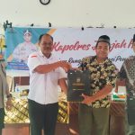 Kasiwas Polres Tapsel, AKP Ismaya, didampingi Kanit I Sat Intelkam, Iptu Titus Dwioko, saat menyerahkan souvenir ke masyarakat di sela gerakan Kapolres Jelajah Huta