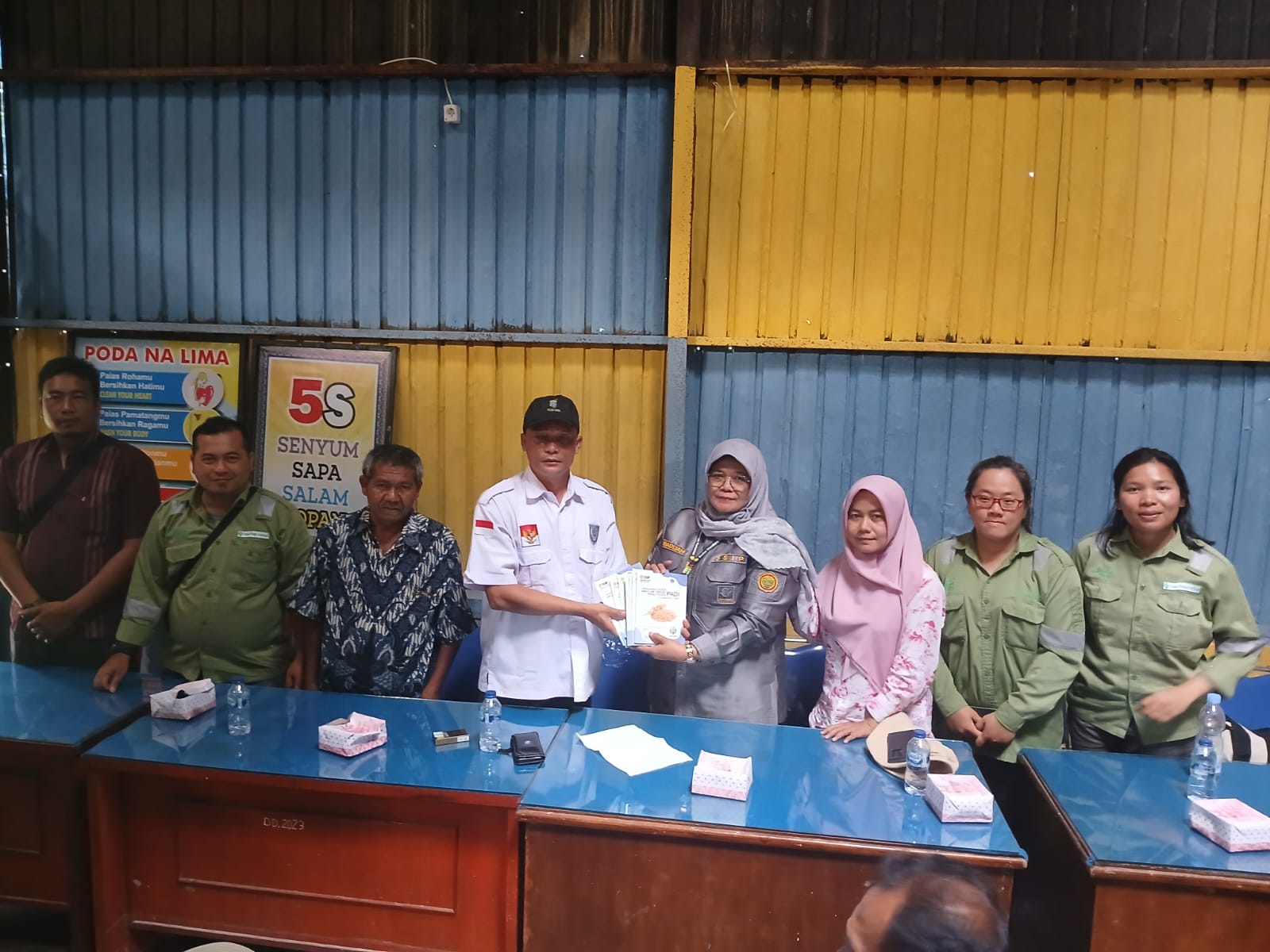 Kepala BPSIP Sumut, Dr Khadijah El Ramija, menyerahkan buku terkait menanam padi yang baik ke Kepala Desa Sanggapati, Sulaiman Sinaga