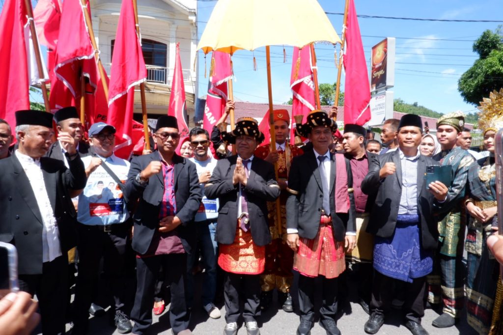 Menggemparkan, Hapendi-Gempar Daftar ke KPU Padangsidimpuan dengan Adat Angkola