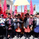 Paslon yang diusung 6 Partai dengan berpakaian adat Angkola, Hapendi-Gempar, saat mendaftar ke KPU Padangsidimpuan dalam rangka kontestasi pemilihan Wali Kota dan Wakil Wali Kota