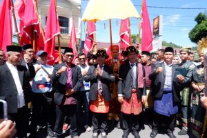 Menggemparkan, Hapendi-Gempar Daftar ke KPU Padangsidimpuan dengan Adat Angkola