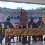 Kasi Humas Polres Tapsel, AKP Maria Marpaung, saat memberikan arahan ke masyarakat di sela gerakan Kapolres Jelajah Huta