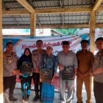 Kasat Binmas Polres Tapsel, AKP Eka Wahyudi, bersama Kapolsek Dolok, Iptu Suhardi, dan Ka SPKT, Ipda Irwan H Sarumpaet, usai menyerahkan souvenir kepada perwakilan masyarakat di sela gerakan Kapolres Jelajah Huta