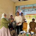 Kanit Tipiter Sat Reskrim Polres Tapsel, Ipda Ilham P Nasution, saat serahkan souvenir ke salah satu perwakilan masyarakat di sela gerakan Kapolres Jelajah Huta