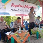 Kabag Log Polres Tapsel, Kompol Daulat MZ Harahap, saat memberikan arahan ke masyarakat di sela gerakan Kapolres Jelajah Huta