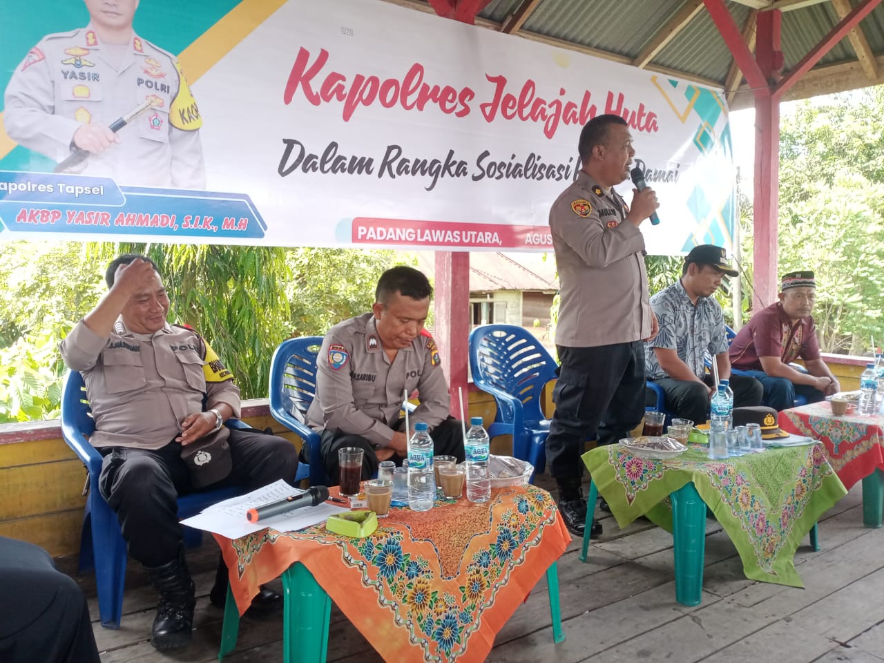 Kabag Log Polres Tapsel, Kompol Daulat MZ Harahap, saat memberikan arahan ke masyarakat di sela gerakan Kapolres Jelajah Huta