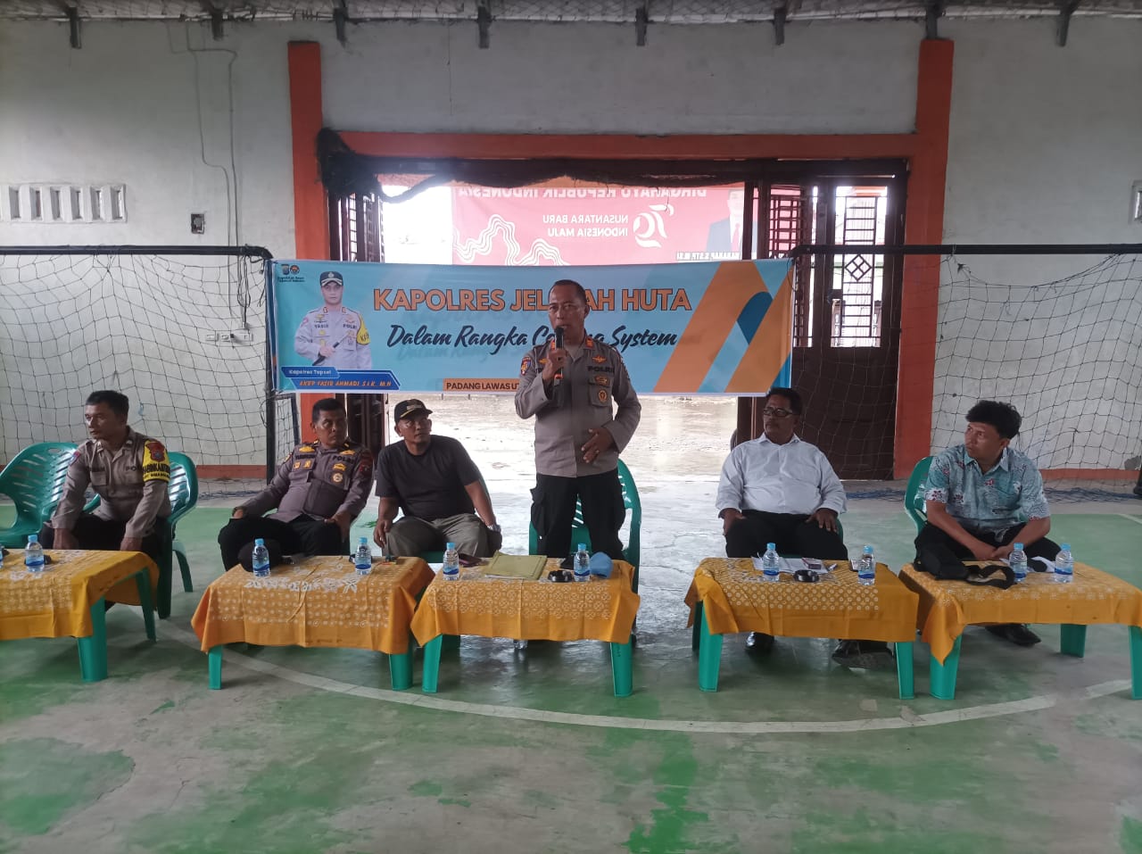 Kasi Propam Polres Tapsel, AKP R Trihardjanto, saat memberi paparan ke masyarakat terkait pencegahan KDRT di sela gerakan Kapolres Jelajah Huta