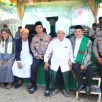 Potret keakraban antara Kapolres Tapsel, AKBP Yasir Ahmadi, didampingi Kapolsek Padang Bolak, AKP Harun Manurung, saat peringatan Haul Pimpinan Ponpes Syekh Ahmad Daud An Naqsyabandy, Alm KH Ahmad Usman Siregar (Tuan Guru Nabundong) yang ke-1