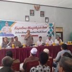 Kapolres Tapsel, AKBP Yasir Ahmadi, saat memberi arahan di sela gerakan Jelajah Huta di Aula Kantor Desa Marisi