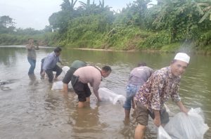 Kolaborasi PT AR, Pemdes, dan Polsek Batang Toru: Jaga Kelestarian Ikan di Lubuk Larangan