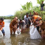 Tim Community Relations PT AR bersama Kepala Dinas Perikanan Tapanuli Selatan, Saiful AP Nasution, (kedua dari kiri) serta masyarakat melepas ribuan bibit ikan jurung dan ikan mas ke Sungai Garoga Desa Batu Hula