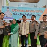 Waka Polres Tapsel, Kompol Rapi Pinakri, didampingi Kapolsek Batang Toru, Iptu RN Tarigan, dan lainnya, saat menyerahkan souvenir ke perwakilan masyarakat di sela gerakan Kapolres Jelajah Huta