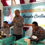 Kapolsek Batang Angkola, AKP Arma Ginda Harahap, bersama Kasikum Polres Tapsel, AKP Victor Sihombing, dan Kanit Regident, Ipda Edy Sofyan Nasution, memberikan arahan di sela gerakan Kapolres Jelajah Huta