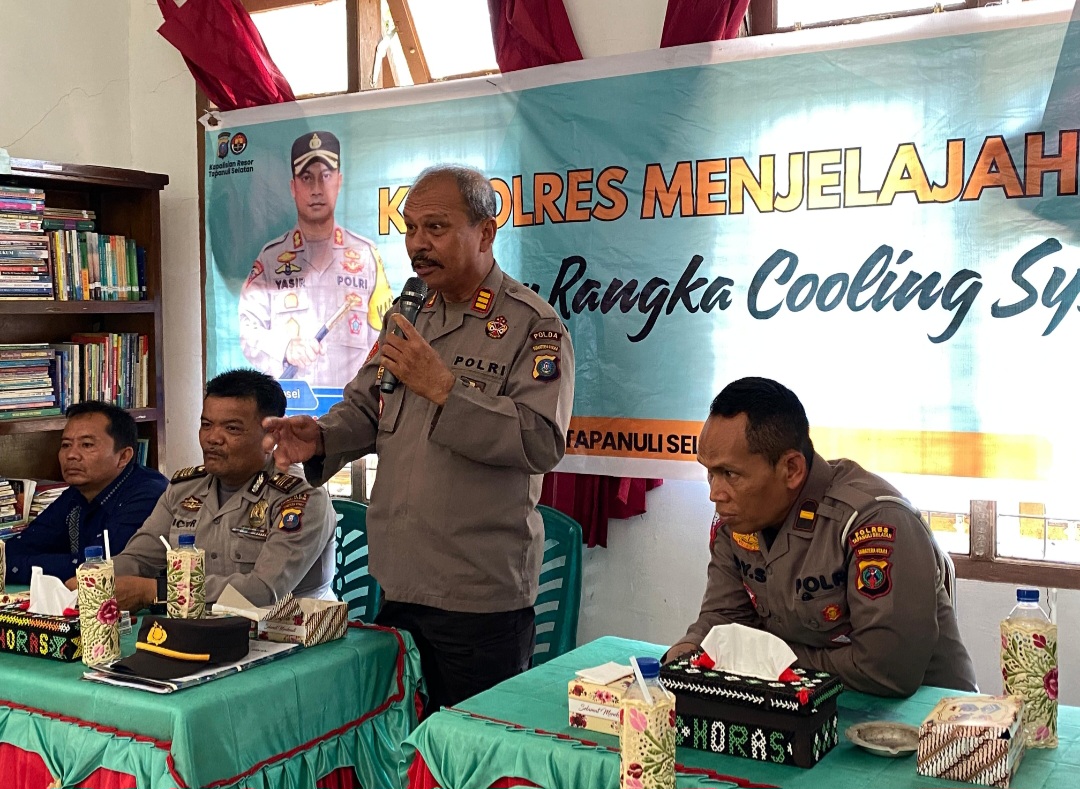 Kapolsek Batang Angkola, AKP Arma Ginda Harahap, bersama Kasikum Polres Tapsel, AKP Victor Sihombing, dan Kanit Regident, Ipda Edy Sofyan Nasution, memberikan arahan di sela gerakan Kapolres Jelajah Huta