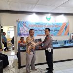 KBO Sat Lantas Polres Tapsel, Ipda Hary Agus Pohan, menyerahkan souvenir ke perwakilan masyarakat di sela gerakan Kapolres Jelajah Huta