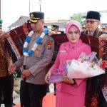 Kapolres Tapsel, AKBP Yasir Ahmadi, didampingi Ketua Bhayangkari Cabang Tapsel, Ny Meylinda Yasir Ahmadi, diulosi oleh para Tokoh saat melaksanakan Kunker dan tatap muka di Mako Polsek Sipirok
