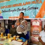 Kanit Reg Ident Sat Lantas Polres Tapsel, Ipda Edy Sofyan, bersama Kasikum, AKP Victor Sihombing, saat memberi arahan dalam gerakan Kapolres Jelajah Huta
