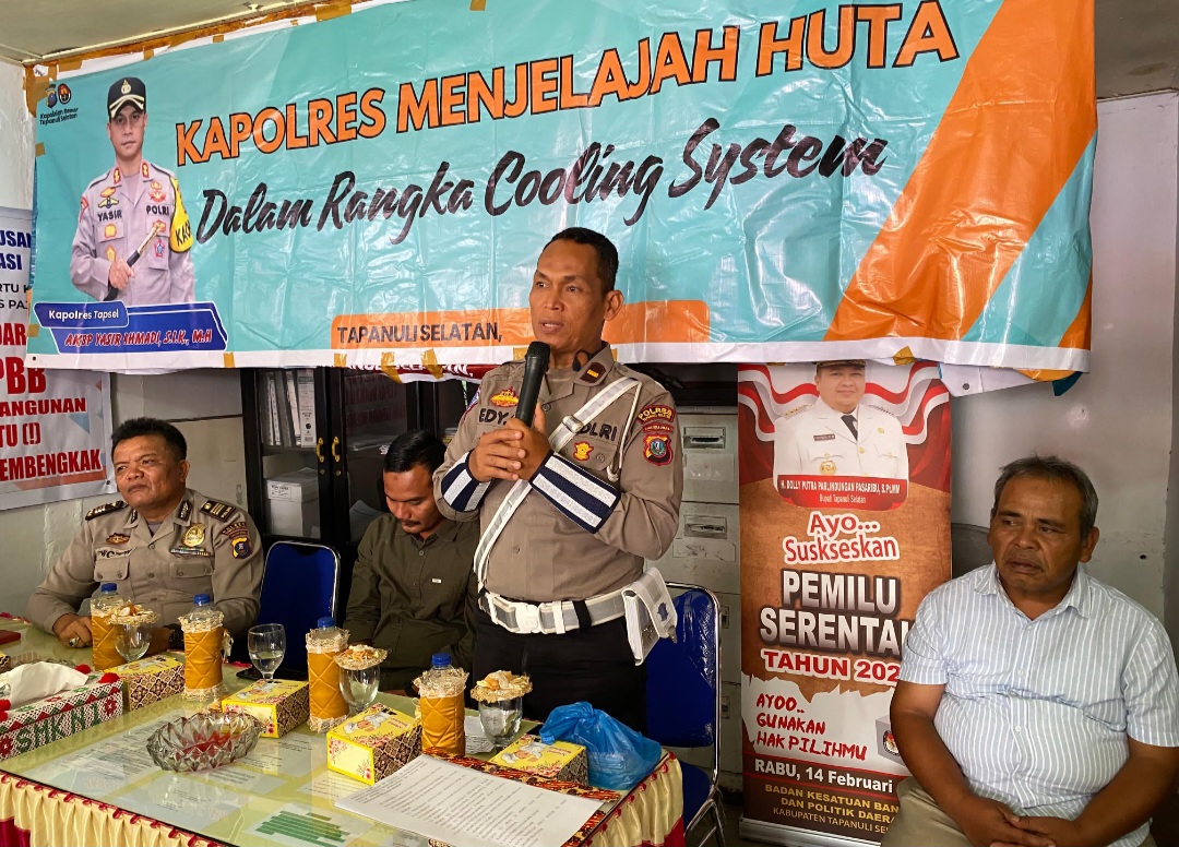 Kanit Reg Ident Sat Lantas Polres Tapsel, Ipda Edy Sofyan, bersama Kasikum, AKP Victor Sihombing, saat memberi arahan dalam gerakan Kapolres Jelajah Huta